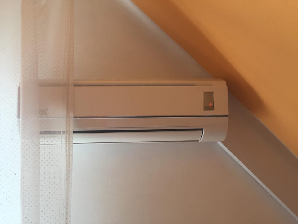 Bedroom, air conditioner