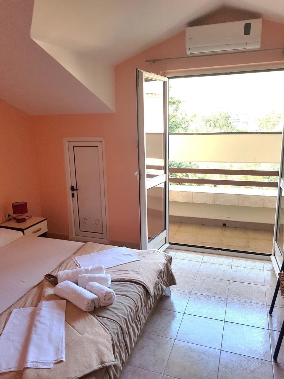Bedroom, towels