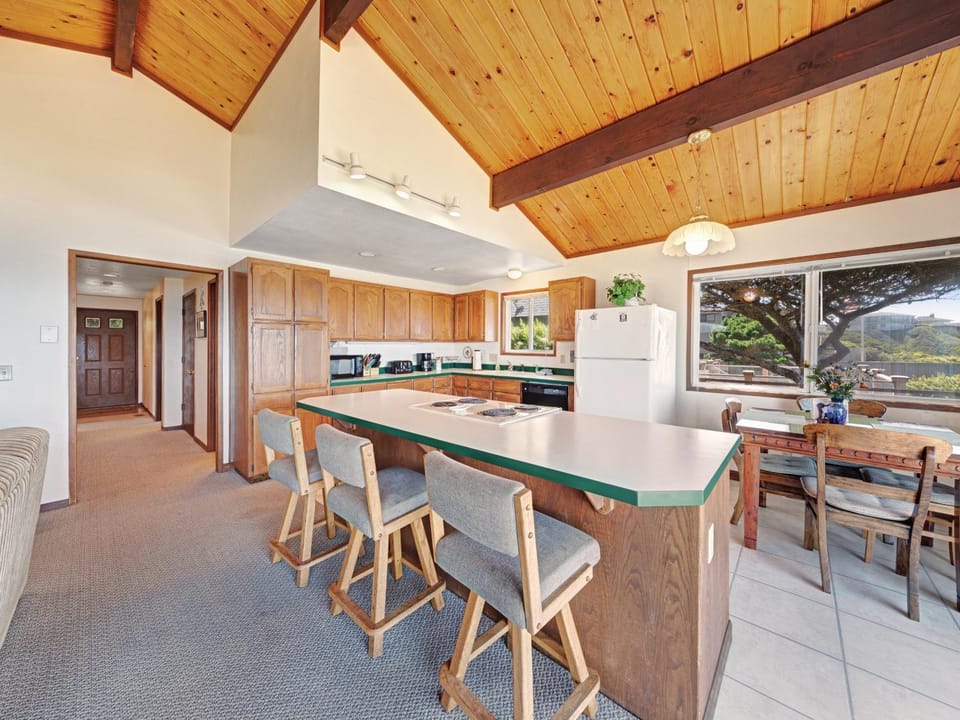 Ocean Waves House in Lincoln Beach