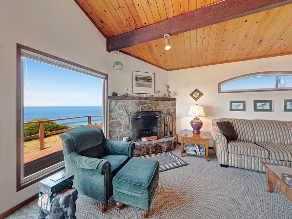Ocean Waves House in Lincoln Beach