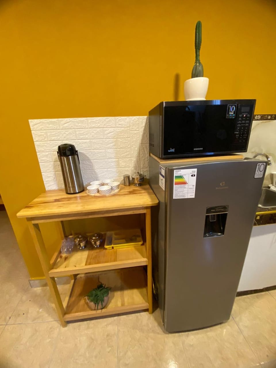 Kitchen or kitchenette, minibar
