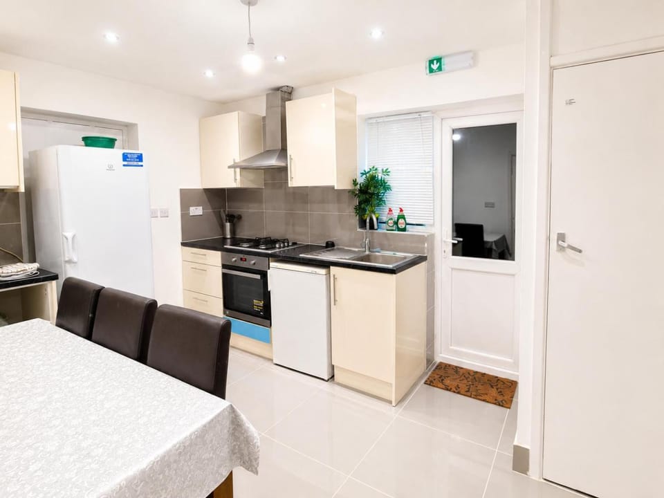 Amazing 4 to 5 bed House in Heathrow Apartment in London Borough of Hillingdon
