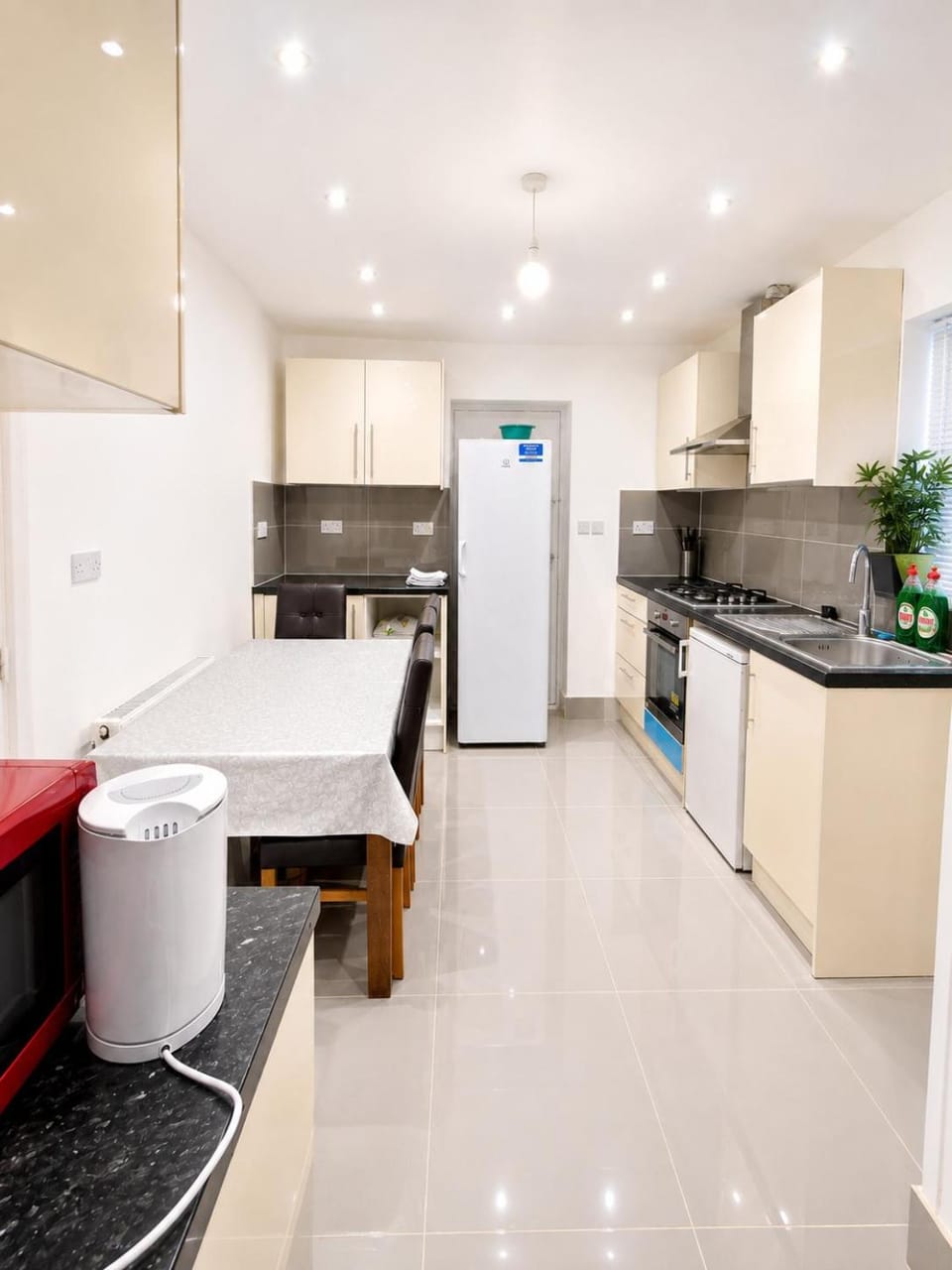 Amazing 4 to 5 bed House in Heathrow Apartment in London Borough of Hillingdon