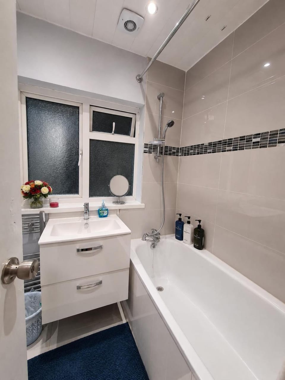 Amazing 4 to 5 bed House in Heathrow Apartment in London Borough of Hillingdon