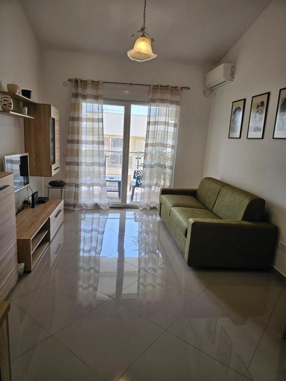 TV and multimedia, Photo of the whole room, Seating area, air conditioner