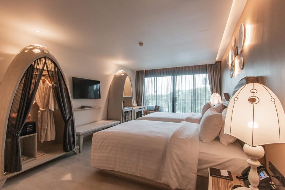 Bed, TV and multimedia, Bedroom