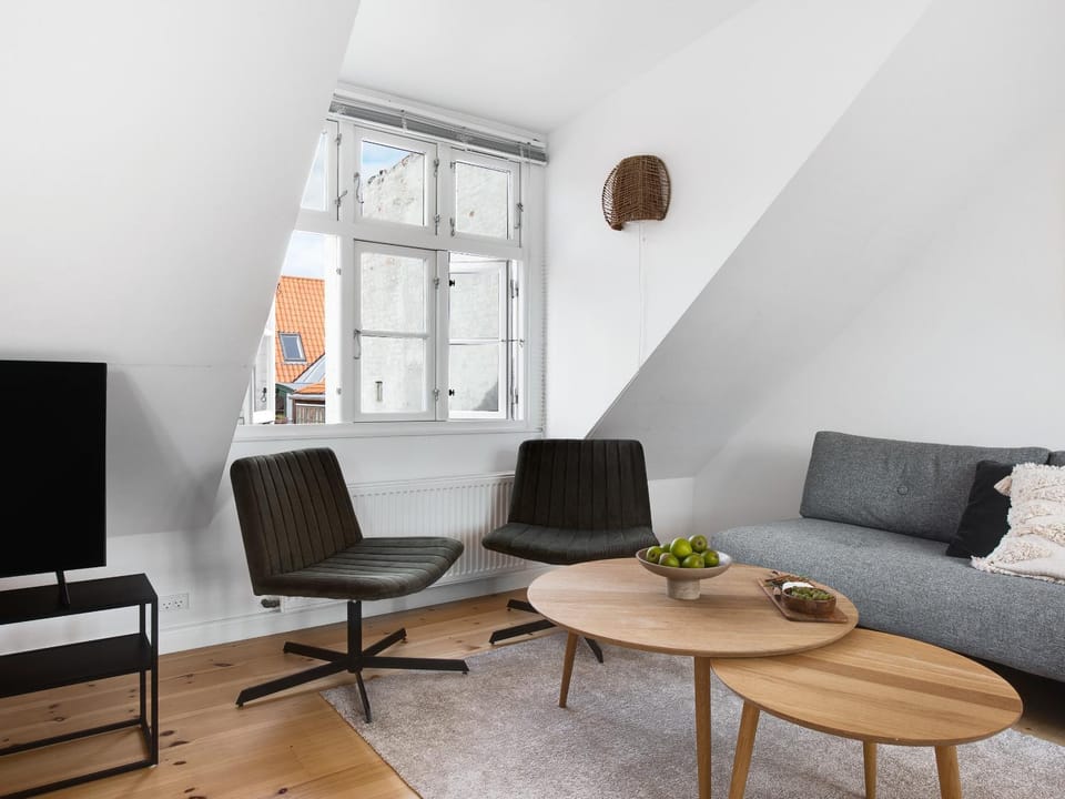 Restaurant/places to eat, TV and multimedia, Living room, Seating area, Bedroom, kitchen
