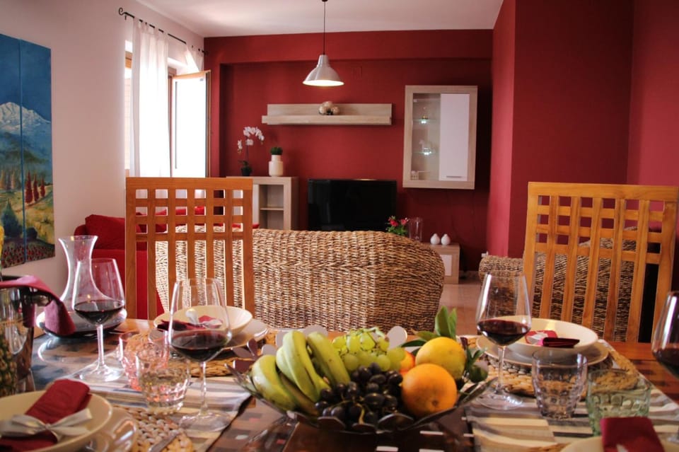 Coffee/tea facilities, Photo of the whole room, Decorative detail, Dining area
