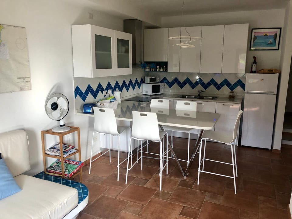 Kitchen or kitchenette, Dining area, minibar, oven, stove