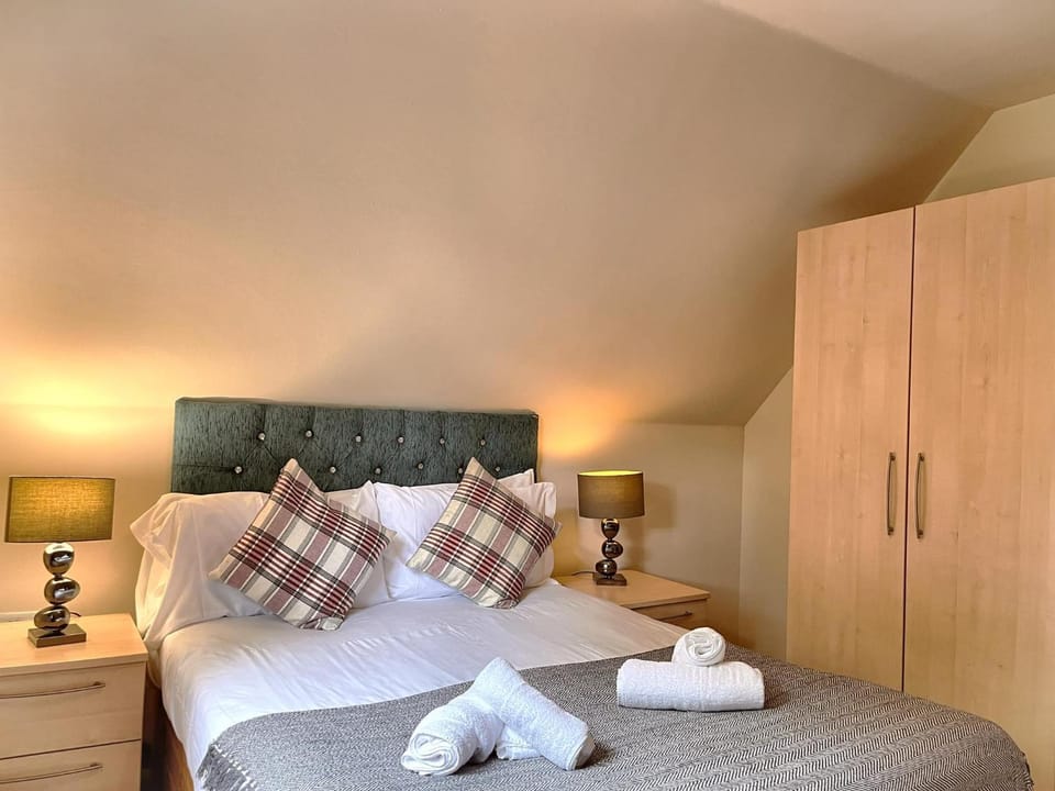 PrancingHare Lodge-Woodland Lodges-Pembrokshire Chalet in Wales