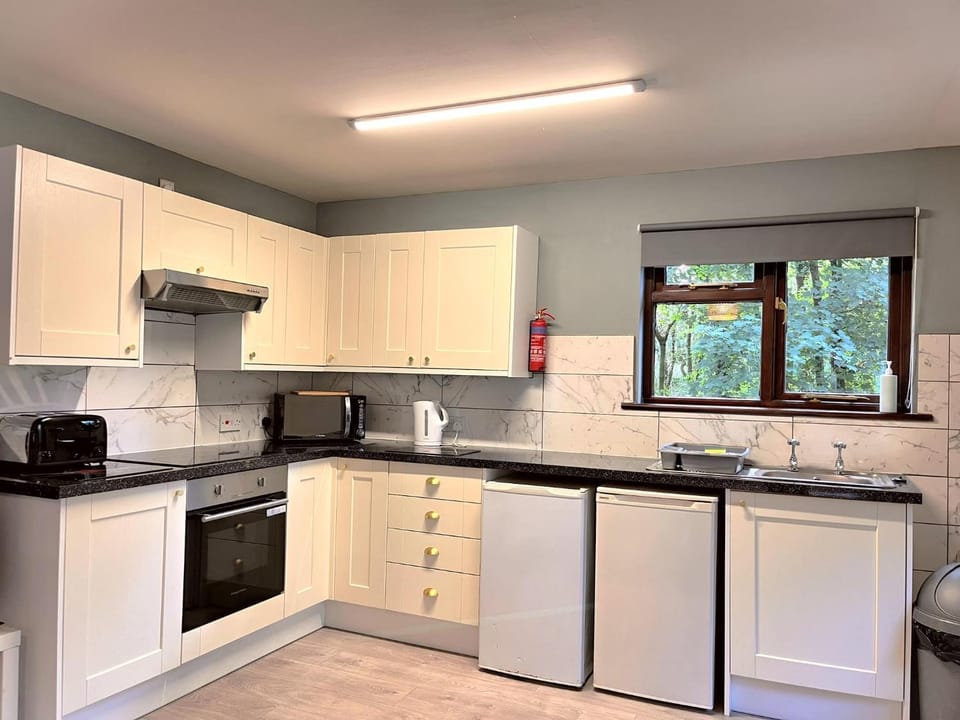 PrancingHare Lodge-Woodland Lodges-Pembrokshire Chalet in Wales