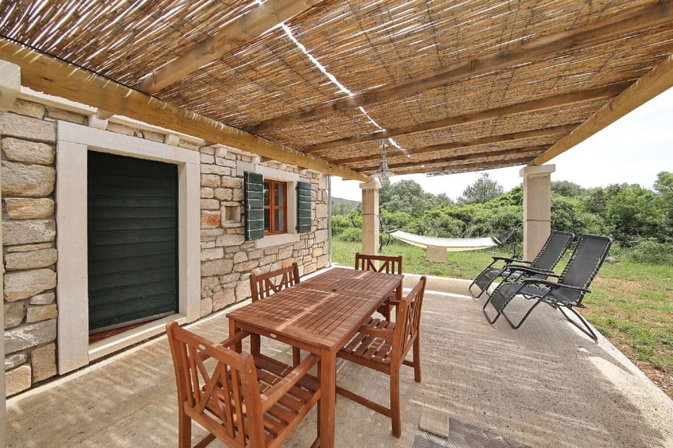 Property building, Balcony/Terrace, Seating area, Area and facilities