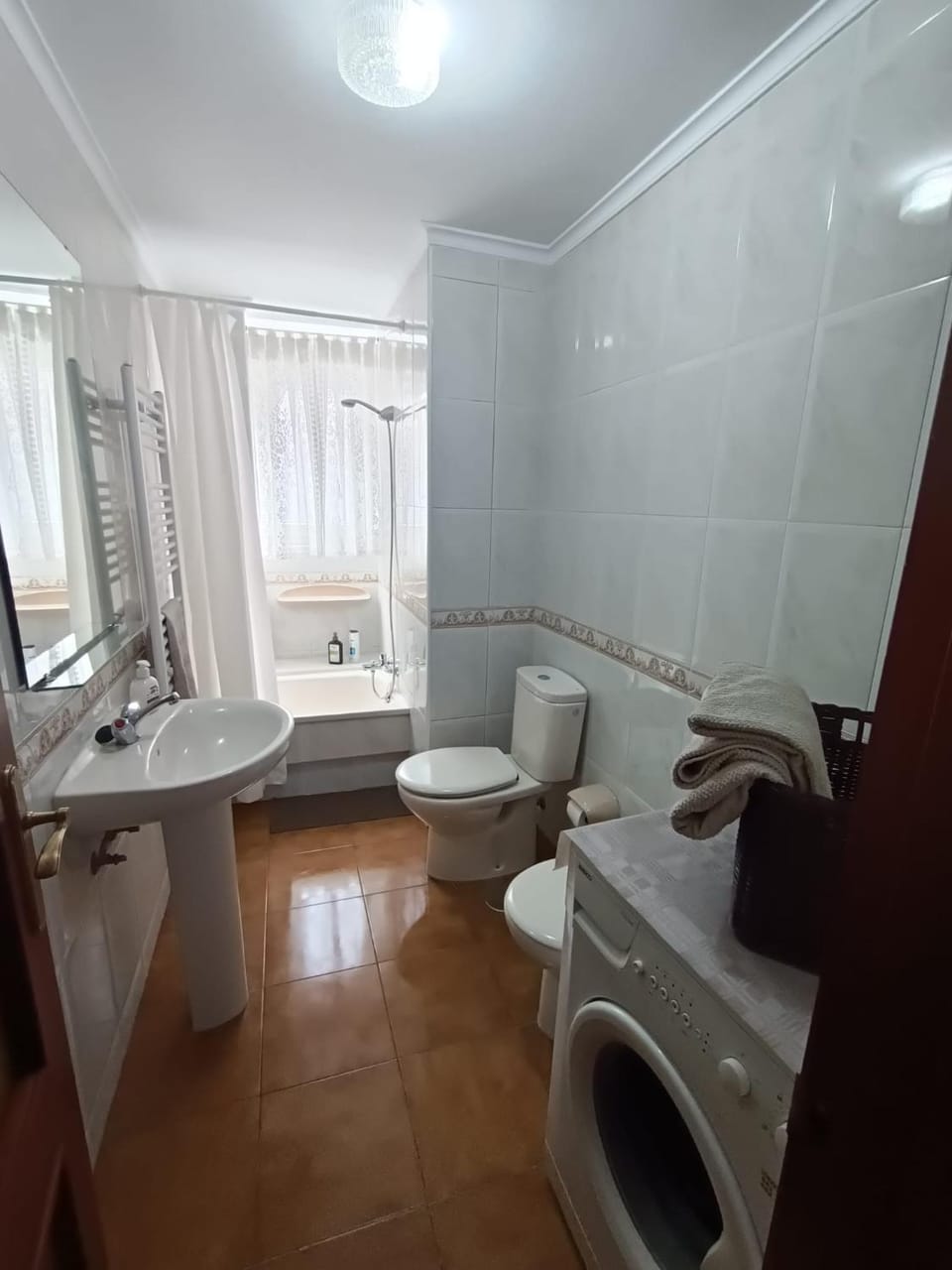 Bathroom, Bath, towels, washing machine