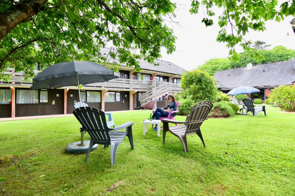 Property building, Restaurant/places to eat, Garden, Garden, Balcony/Terrace, Garden view, Parking