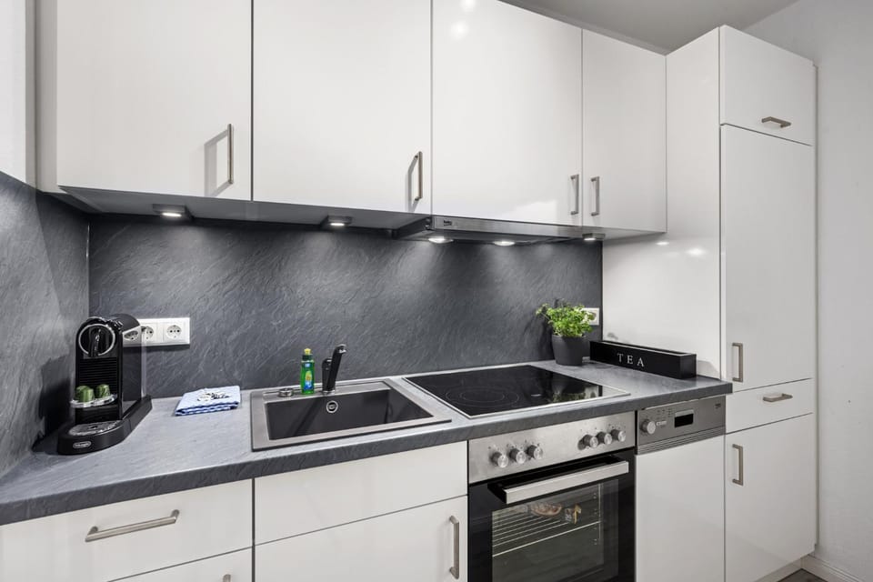 Coffee/tea facilities, dishwasher, oven, stove, kitchen