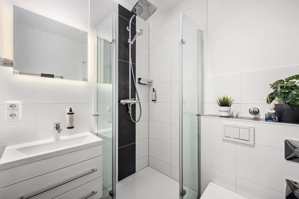 Shower, Toilet