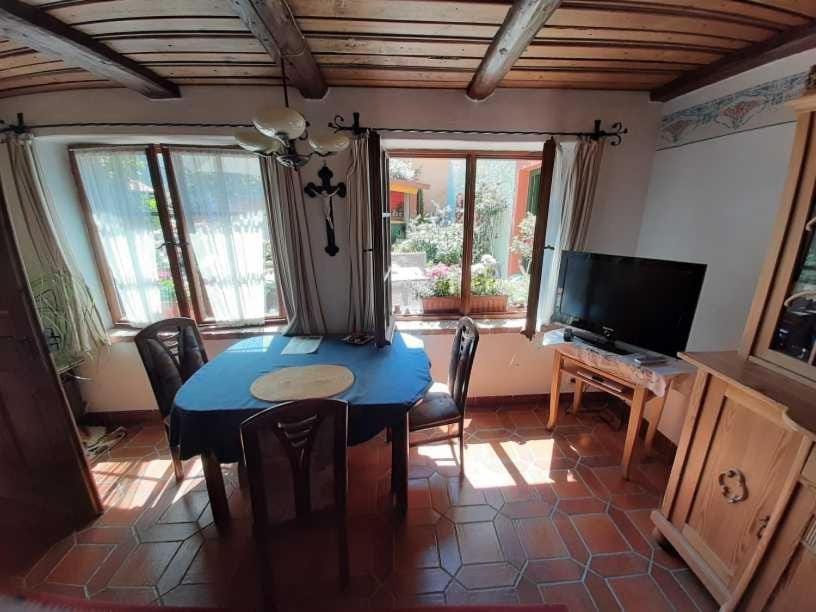 TV and multimedia, Living room, Dining area