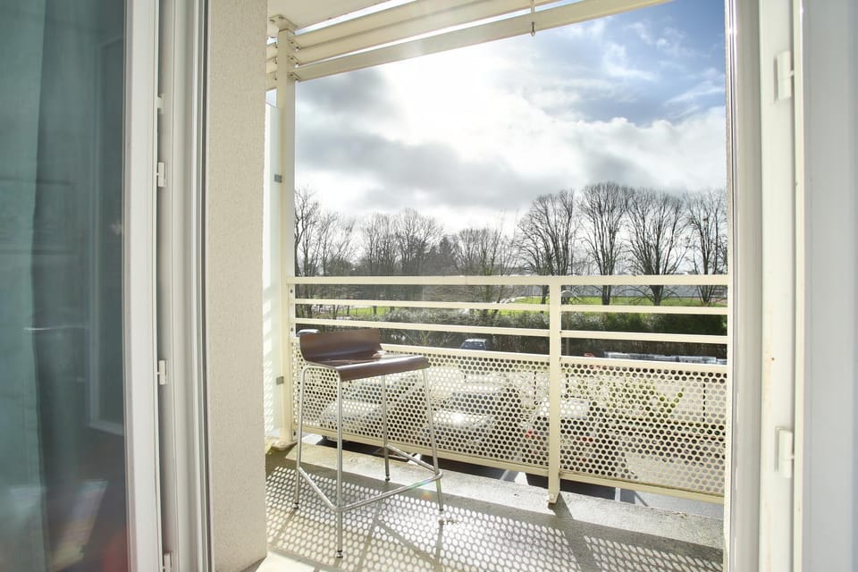 Balcony/Terrace, Street view