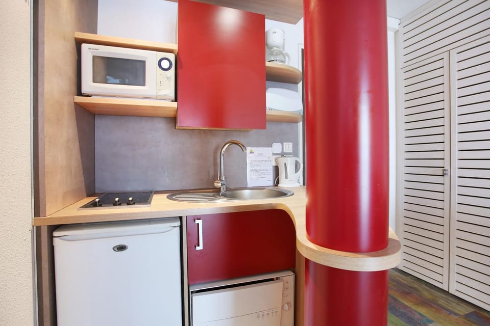 Coffee/tea facilities, Kitchen or kitchenette, Dining area
