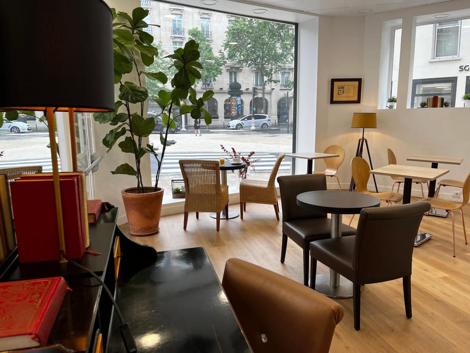 Seating area, Breakfast