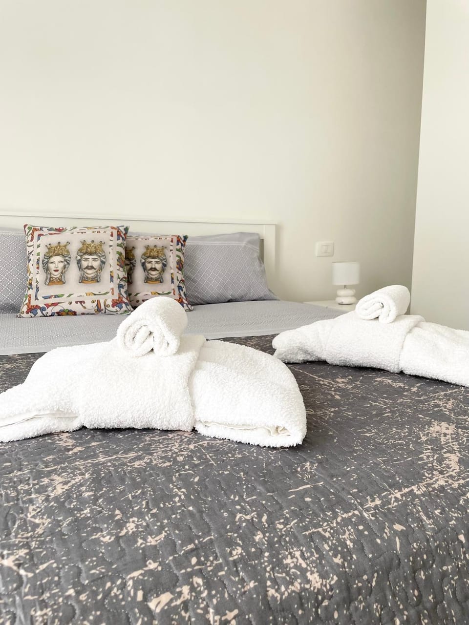 Bed, Photo of the whole room, Bedroom, towels