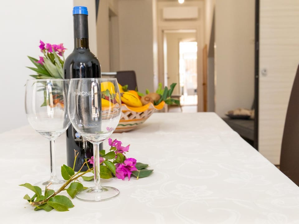 Spring, Winter, Summer, Kitchen or kitchenette, Living room, Food and drinks, Dining area, Autumn, On site, Seasons, Family