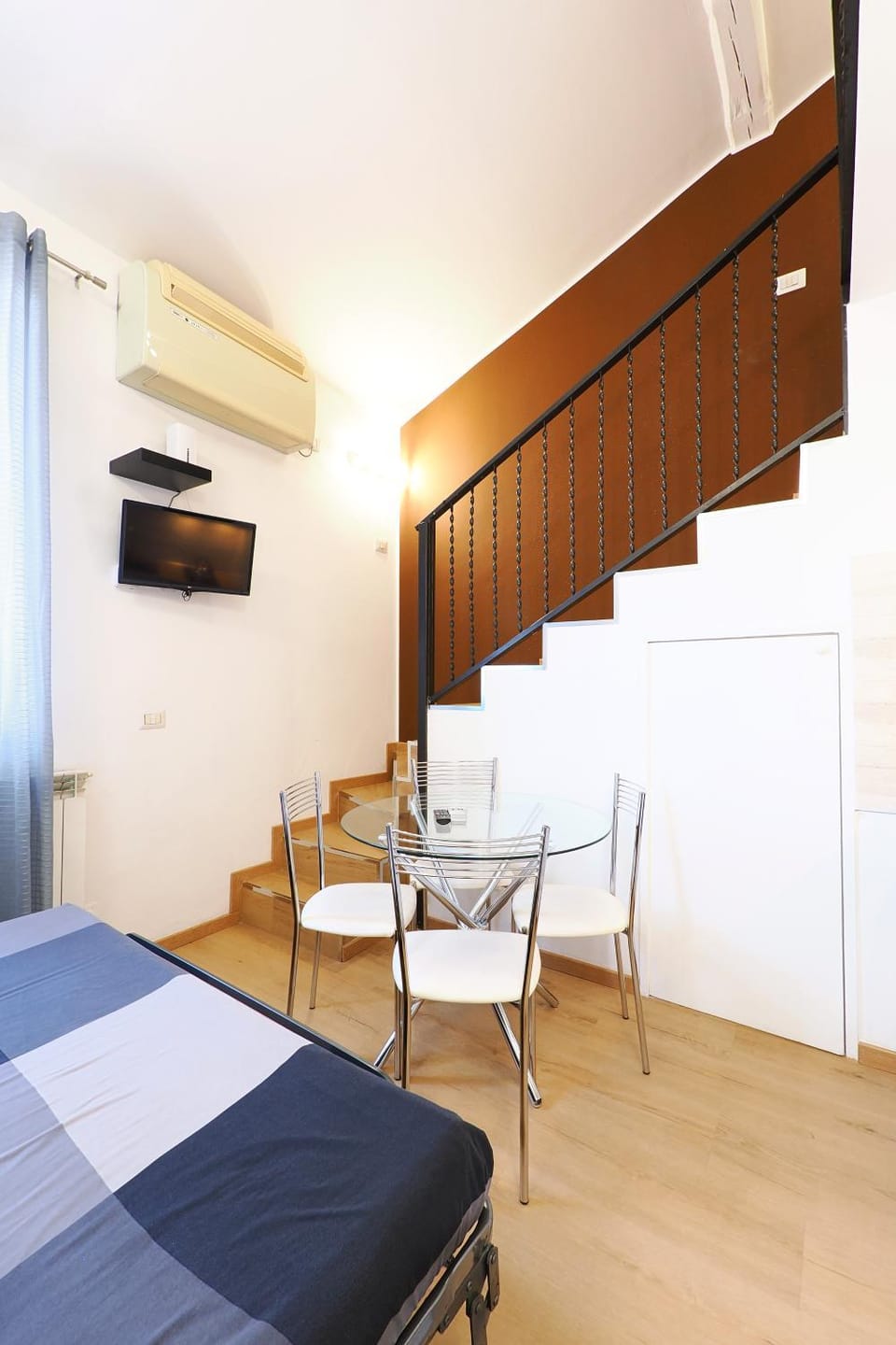 Bed, TV and multimedia, air conditioner