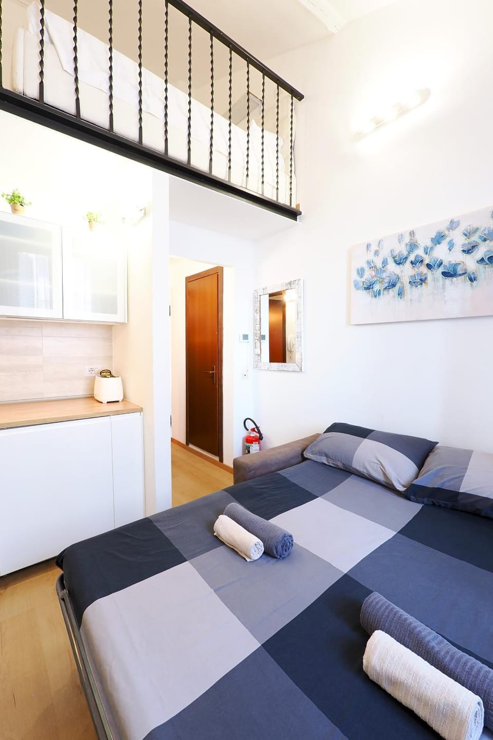 Bed, Seating area, Bedroom, towels