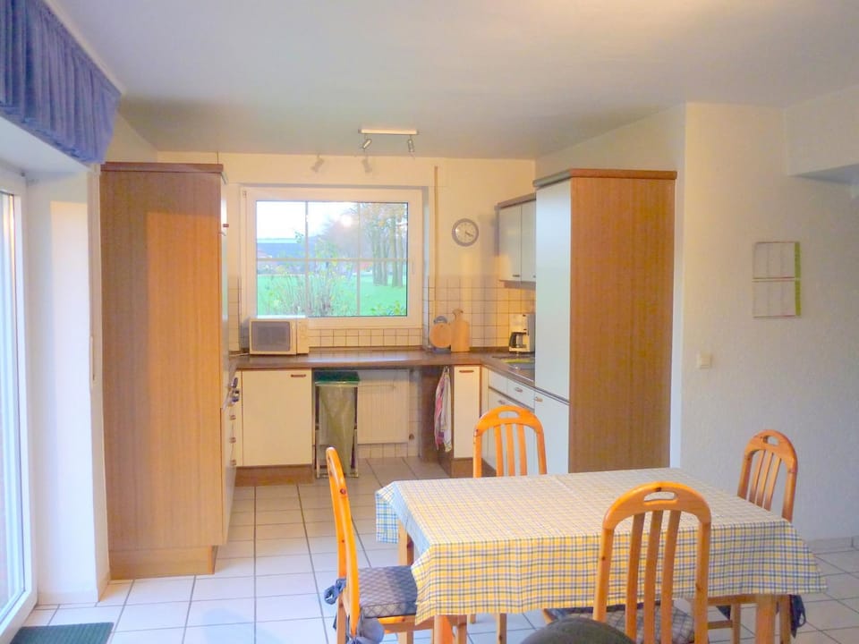 Kitchen or kitchenette, Seating area, Dining area