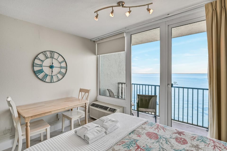 Bed, Natural landscape, View (from property/room), Balcony/Terrace, Bedroom, Sea view
