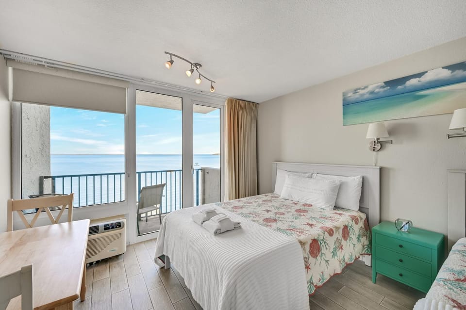 Bed, Balcony/Terrace, Photo of the whole room, Bedroom, Sea view