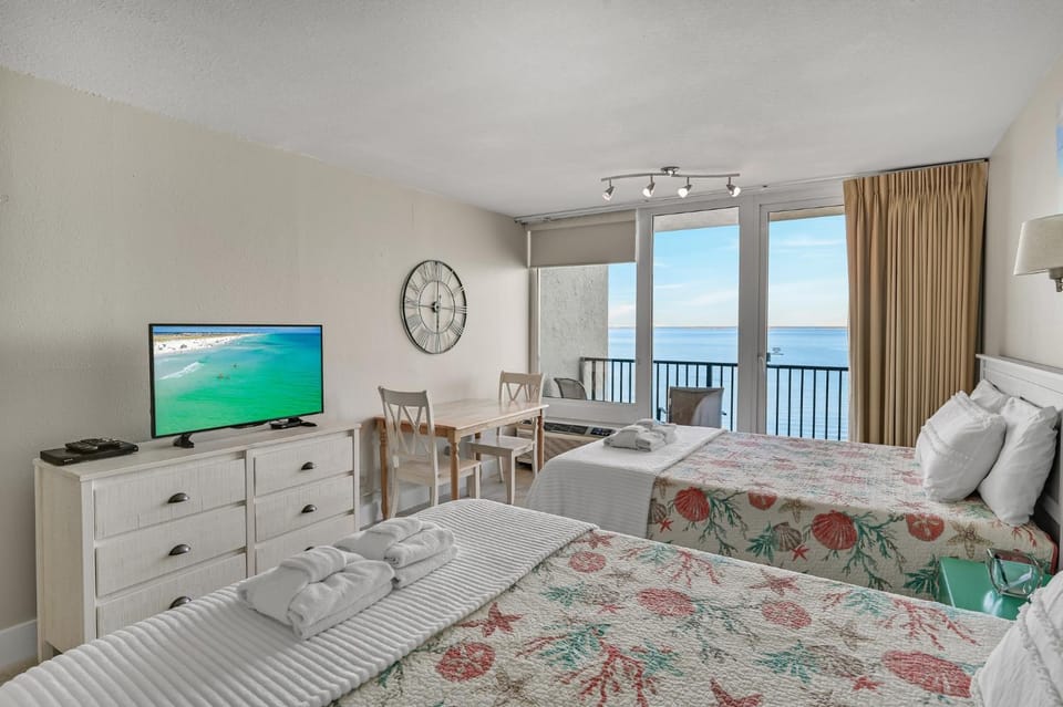 TV and multimedia, View (from property/room), Balcony/Terrace, Living room, Seating area, Bedroom, Sea view
