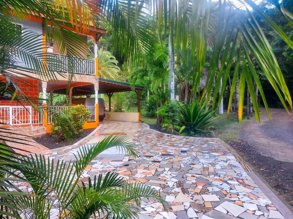 Maison charmante à Pointe Noire, vue montagne, jardin privé House in Leeward Islands