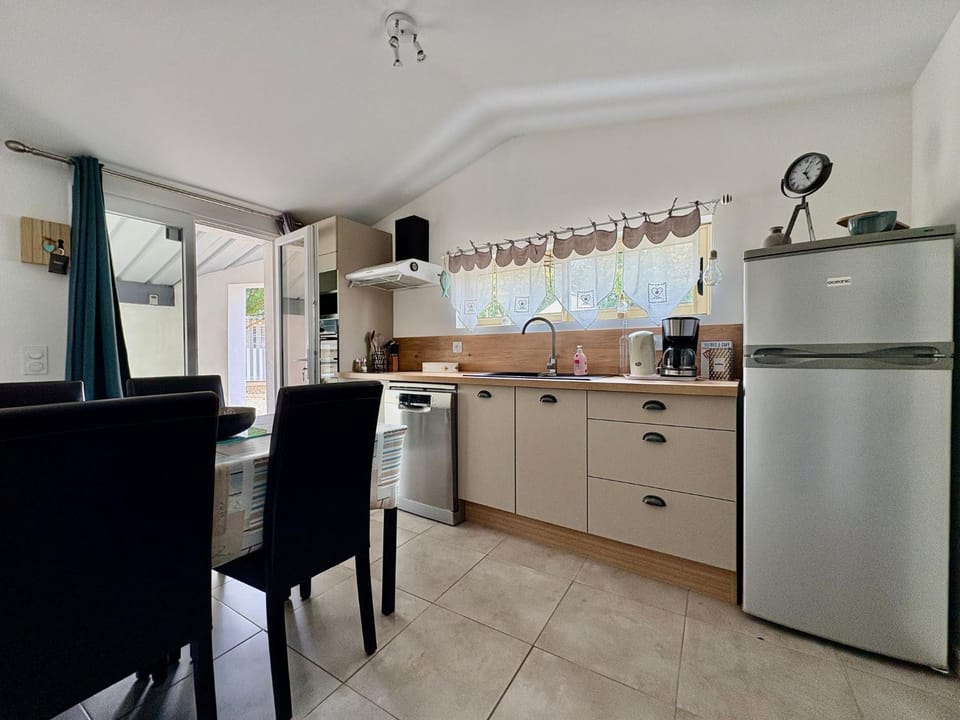 Kitchen or kitchenette, Dining area, dishwasher, oven, stove