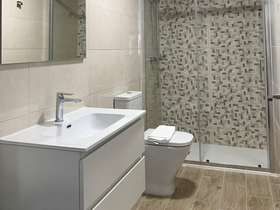 Shower, Toilet, Bathroom, towels