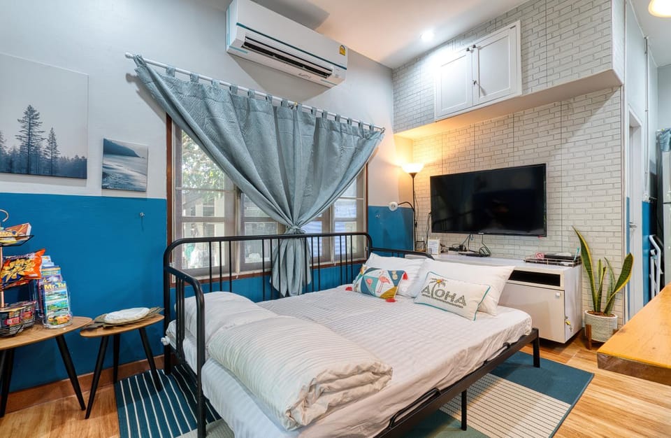 Bed, TV and multimedia, Living room, air conditioner