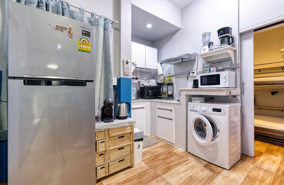 Kitchen or kitchenette, oven, toaster, washing machine