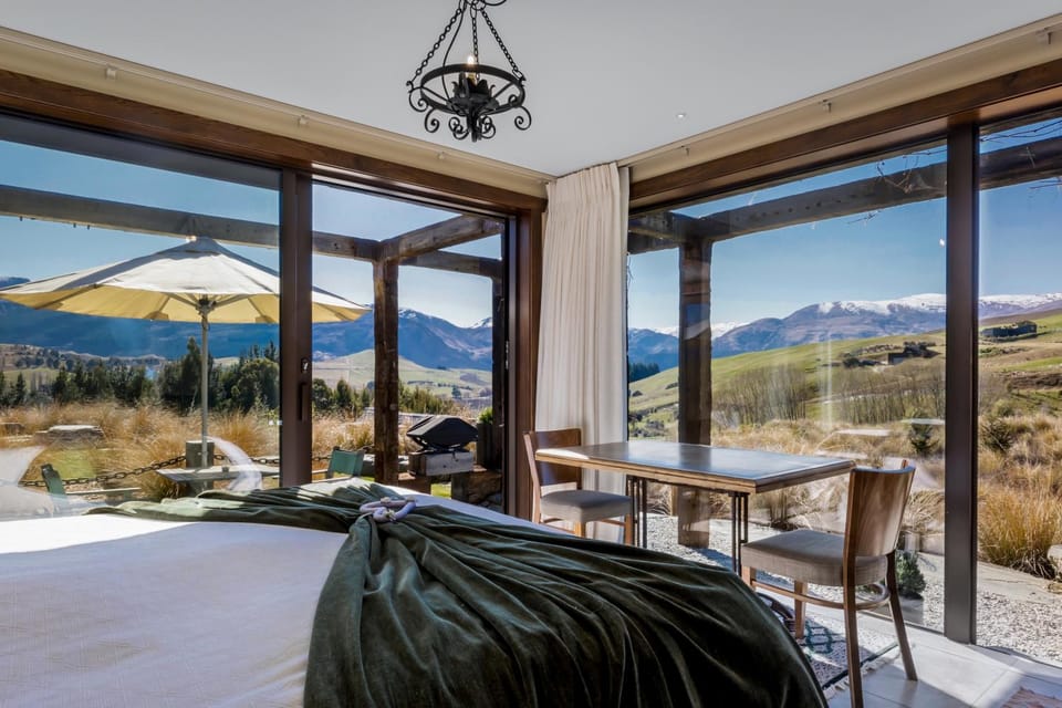 Natural landscape, View (from property/room), Seating area, Dining area, Mountain view