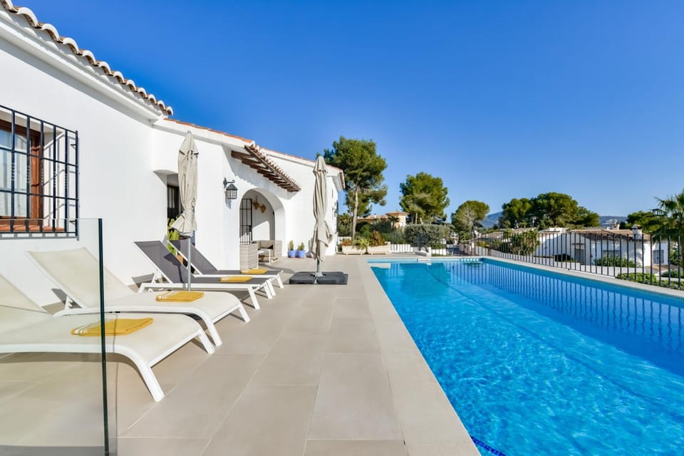 Swimming pool, sunbed