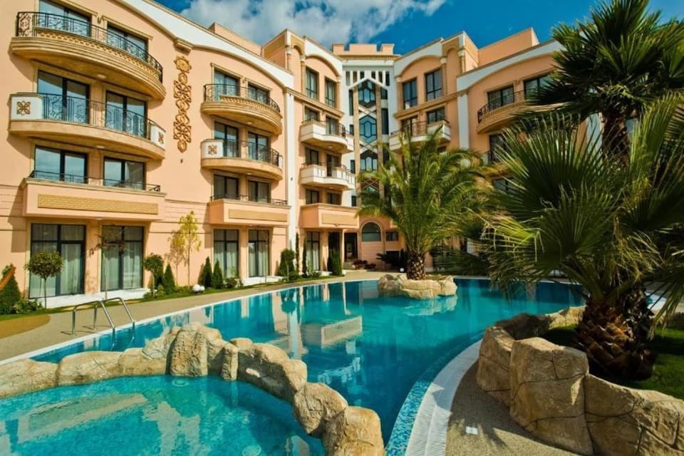 Property building, Day, Pool view, Swimming pool