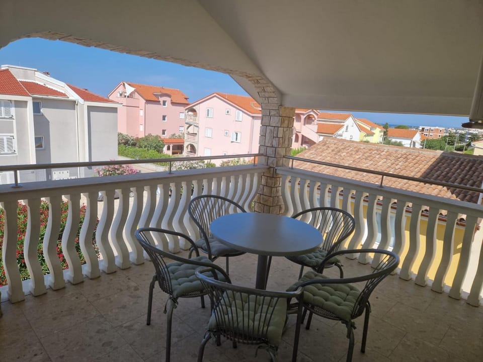 Green House Apartment in Novalja