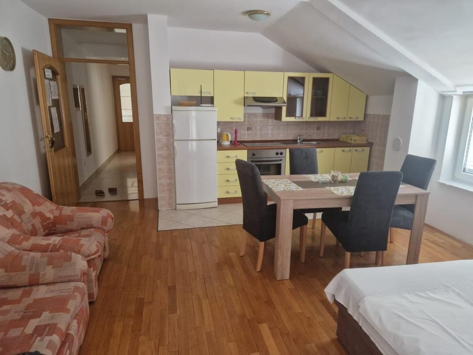 Green House Apartment in Novalja