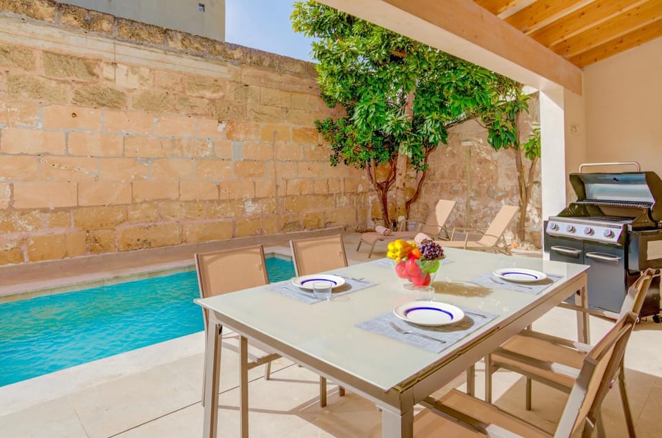BBQ facilities, Balcony/Terrace, Swimming pool, sunbed