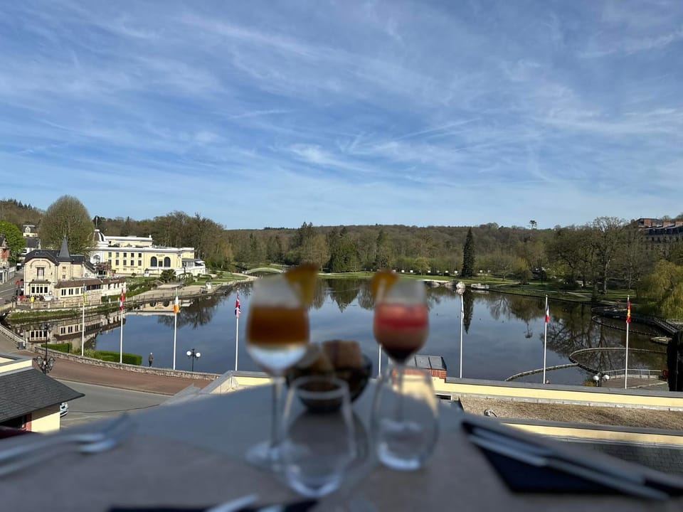 Restaurant/places to eat, Balcony/Terrace, Food and drinks, Lake view, River view