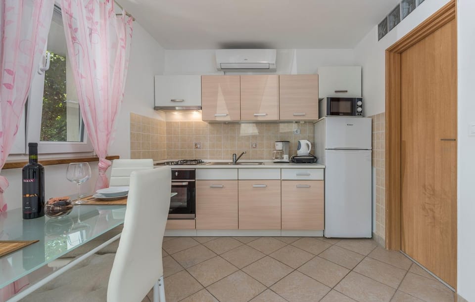 Kitchen or kitchenette, Seating area, Dining area, air conditioner