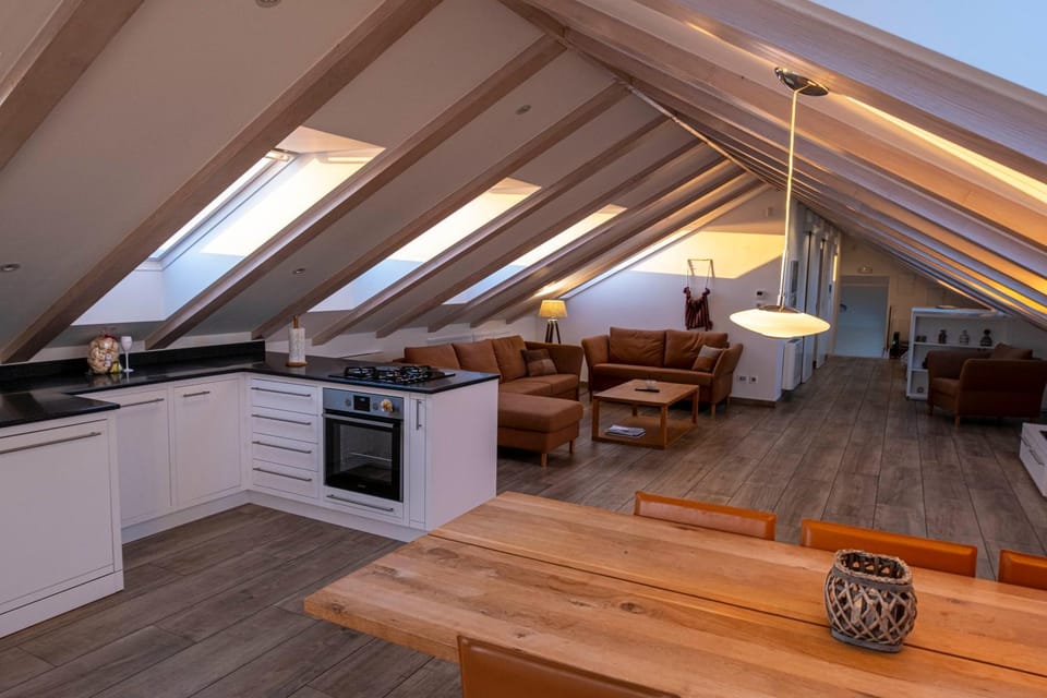 Kitchen or kitchenette, Living room, Seating area, Dining area