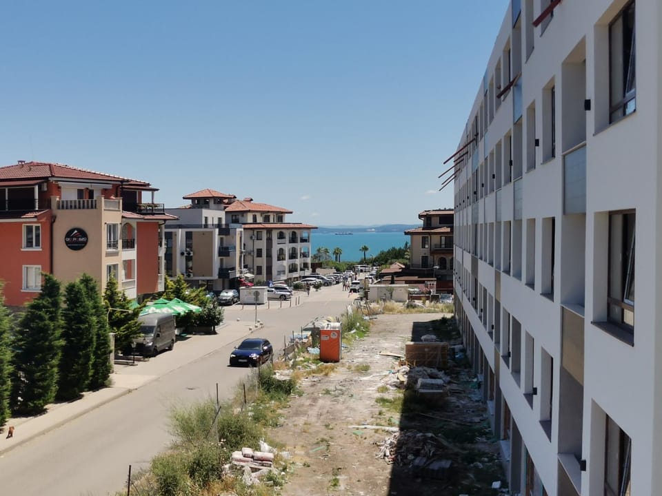 Sea view, Street view