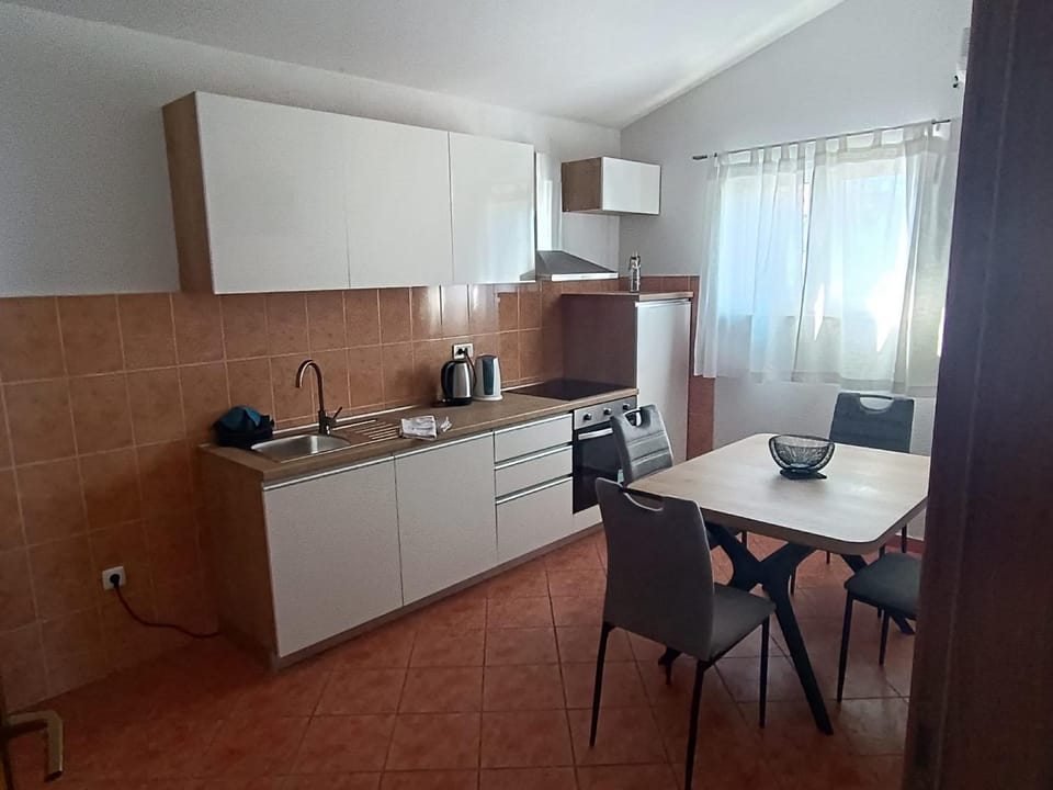 Coffee/tea facilities, Kitchen or kitchenette, Dining area, oven, stove