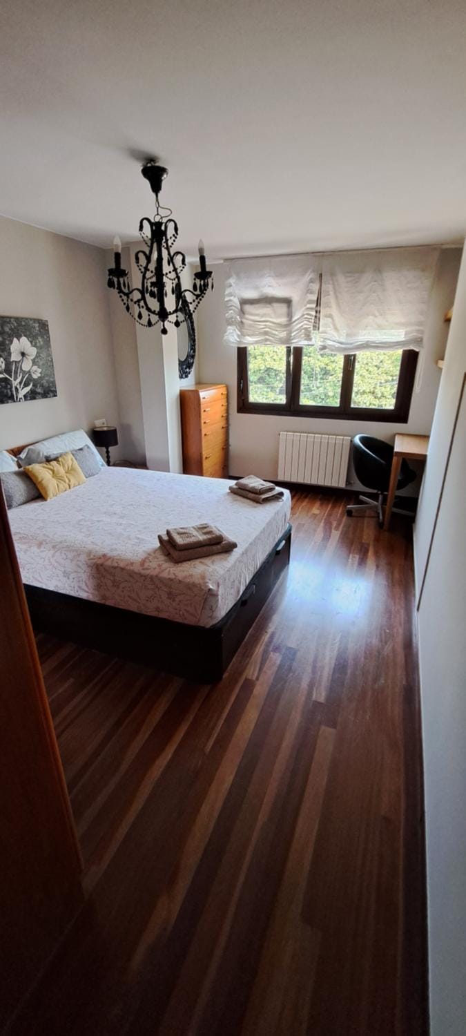 Bedroom, Text overlay
