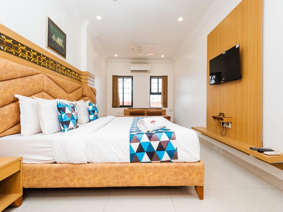 Communal lounge/ TV room, Bed, TV and multimedia, Living room, Photo of the whole room, Seating area, Evening entertainment, Bedroom, air conditioner